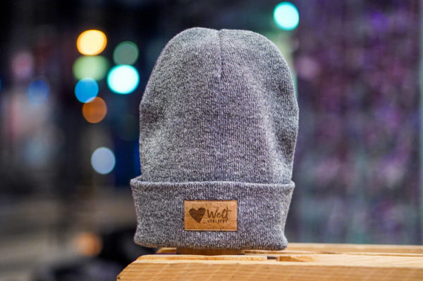 Weltverliebt-Beanie-Muetze-Hellgrau-2